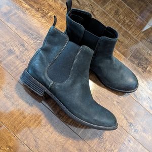 Clark's Chelsea boot, size 9